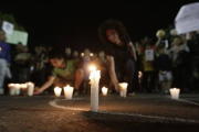 Los mexicanos colocan velas para homenajear a los estudiantes asesinados.-Foto: REUTERS