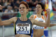La corredora Natalia Rodríguez, tras imponerse en la final de 1.500 metros del Campeonato de España en pista cubierta del 2011, en Sabadell.-Foto: EFE / ALBERTO ESTÉVEZ