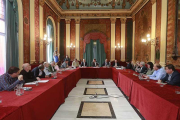 Representantes políticos, de instituciones y colectivos sociales, ayer, en el Salón Rojo.-RAÚL G. OCHOA