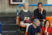 Iñaki Urdangarin, en la grada de El Plantío junto a su madre, Claire Liebaert. SANTI OTERO
