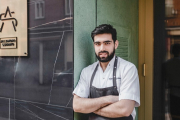 El chef mirandés Alejandro Serrano, estrella Michelin, en la puerta de su restaurante. ECB