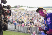 Valentino Rossi bromea con un cámara de TV en la subasta, en beneficio de la ONG de los pilotos, organizada en Silverstone, el pasado jueves-MIRCO LAZZARI