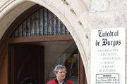 Dos personas salen de la oficina turística de la Catedral.-RAÚL G.  OCHOA