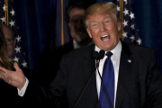 Trump reacciona ante su victoria en Manchester (Nuevo Hampshire), este martes.-REUTERS / JIM BOURG