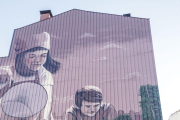 Miembros de Huerteco posan frente al mural pintado por los hermanos Sergare en San Pedro de la Fuente.-SANTI OTERO