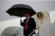 Trump baja del Air Force One.-REUTERS / LEAH MILLIS