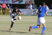 David Martín dispara a portería en una de las mejores ocasiones del Burgos CF en la primera mitad.-RAÚL G. OCHOA