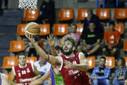 Luis Moro deja la bandeja en el partido contra el Santurtzi-RAÚL OCHOA