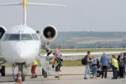 Un grupo de viajeros desciende del avión en Villafría en un vuelo operado en el mes de septiembre.-ISRAEL L. MURILLO