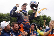Marc Coma celebra su último triunfo del Dakar en Buenos Aires.-Foto:   REUTERS / JEAN-PAUL PELISSIER