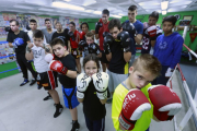 Los púgiles del Club Amigos del Boxeo posan en el cuadrilátero del gimnasio de El Plantío.-RAÚL OCHOA