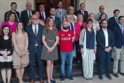 Foto de familia de la nueva Corporación municipal de Miranda de Ebro tras el pleno de investidura.-ECB