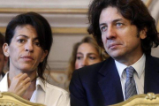 El activista Marco Cappato con la novia de DJ Fabo, Valeria Imbrogno, durante la vista.-EFE / RICCARDO ANTIMIANI