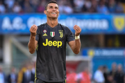 Cristiano Ronaldo se lamenta de una ocasión fallada ante el Chievo en Verona.-ALBERTO PIZZOLI