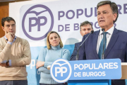 A la derecha, el secretario autonómico del PP, Francisco Vázquez, durante su intervención ayer en Burgos.-SANTI OTERO