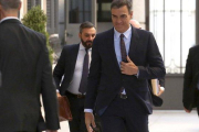 El presidente del Gobierno en funciones, Pedro Sánchez, llega este miércoles al pleno del Congreso de los Diputados.-DAVID CASTRO