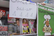 Un cartel indicando que la revista 'Charlie Hebdo' está agotada en una librería este jueves en Bruselas.-REUTERS / YVES HERMAN
