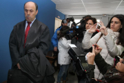 El abogado de Marta Domínguez, José Rodriguez, espera en la sala de vistas del juzgado-Ical