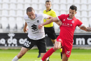 Diego Cervero pugna por el esférico con un jugador de la Cultural Leonesa.-ISRAEL L. MURILLO