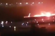 mágenes del avión incendiado tras salirse de la pista en el aeropuerto de Sochi.-