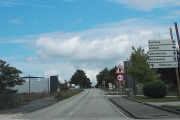 Una de las actuaciones será la mejora de las aceras en la carretera que a la salida de Villasana se dirige a Mercadillo.-ECB