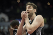 Pau Gasol sufre una fractura en su mano y será baja indefinida.-AP / JOHN AMIS