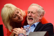 El líder del partido Laborista, Jeremy Corbyn, bromea con una miembro de la formación durante el congreso en Brighton.-AFP / LEON NEAL