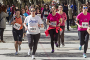 Participantes de la carrera a su paso por el Paseo del Espolón.-SANTI OTERO