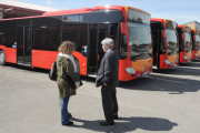 La gerente del Samyt, Patricia Cecín, y el presidente, Esteban Rebollo, ayer, en las cocheras de la carretera Poza con los nuevos autobuses.-ISRAEL L. MURILLO