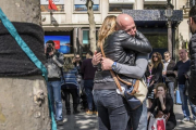 Varias personas lloran tras depositar flores en el lugar en el que fue asesinado un policia durante un ataque yihadista perpetrado en la avenida de los Campos Eliseos de París.-EFE / CHRISTOPHE PETIT TESSON