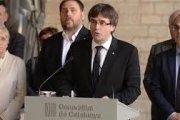 El presidente de la Generalitat, Carles Puigdemont (derecha) saluda al 'expresident' Artur Mas en el acto de Lloret de Mar.-EL PERIÓDICO