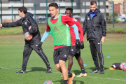 El delantero brasileño Matheus conduce el balón durante el entrenamiento de ayer.-CDMIRANDES.COM