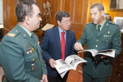 Chamorr (izq) y Salom (dcha) charlan con César Rico sobre el libro presentado ayer.-R. O.