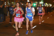 Los atletas Dani Arce y Jesús Gómez, durante la emocionante San Silvestre de 2016.-Raúl G. Ochoa