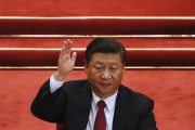 El presidente Xi alza el brazo en una votación en el congreso del Partido Comunista de China.-ANDY WONG / AP