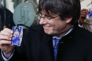 Carles Puigdemont, con la acreditación de eurodiputado, el 20 de diciembre del 2019 en Bruselas.-EFE / STEPHANIE LECOCQ