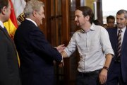Pablo Iglesias, acompañado por el exJemad Julio Rodríguez, a su llegada al día de la Constitución en el Congreso en 2015, en plena campaña del 20-D.-JUAN MANUEL PRATS