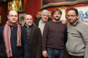 Los cinco caballeros de la conspiración son, de i. a d., Roberto Ordóñez, suyos son los marcos, Antonio Basavilbaso, que firma los acrílicos, Tino Barriuso, el hacedor de versos, Jorge Jiménez, en su faceta de fotógrafo, y Fernando Arahuetes, a la acuarel-Israel L. Murillo