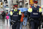 Una patrulla de Mossos d’Esquadra, en una calle de Barcelona.-RICARD CUGAT