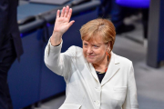 Merkel saluda a su llegada a la sesión del Bundestag para ser investida una vez más cancillera alemana.-/ AFP / TOBIAS SCHWARZ