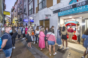 Una larga fila de clientes inauguró la máquina expendedora de la pizzería Iseo. ISRAEL L. MURILLO