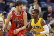Pau Gasol trata de deshacerse de Lavoy Allen, en el partido que ha enfrentado a los Bulls y los Pacers en Indianápolis.-Foto: USA TODAY / BRIAN SPURLOCK