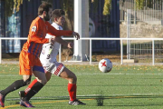 Los centrocampistas Cerezo (Isabel I) e Isra (Atrio) pugnan por un esférico en una acción del derbi capitalino de ayer en San Amaro-Raúl G. Ochoa