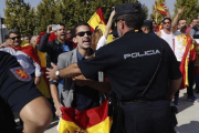 Concentración de ultras frente al pabellon Siglo XXI de Zaragoza donde se celebra la asamblea de Podemos.-EFE / TONI GALÁN
