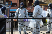 Agentes de la policía trabajan cerca del lugar donde se encontró al exespía Serguéi Skripal y a su hija Yulia tras el ataque con un agente nervioso en Salisbury (sur de Inglaterra). /-GETTY IMAGES / JACK TAYLOR