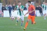 Jesús Torres persigue un balón en el choque disputado en Castañares contra la Cebrereña-Israel L. Murillo