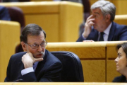 Mariano Rajoy y Soraya Sáenz de Santamaría, este martes 21 de febrero en el control del Senado.-AGUSTÍN CATALÁN