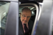 Rato, el pasado 20 de abril, tras salir de su vivienda en Madrid.-Foto:   AP / ANDRES KUDACKI