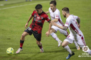 Víctor Gómez controla el balón. TWITTER / @CDMIRANDES / LALIGA