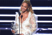 Beyoncé recoge el premio al mejor vídeo.-AP / CHARLES SYKES